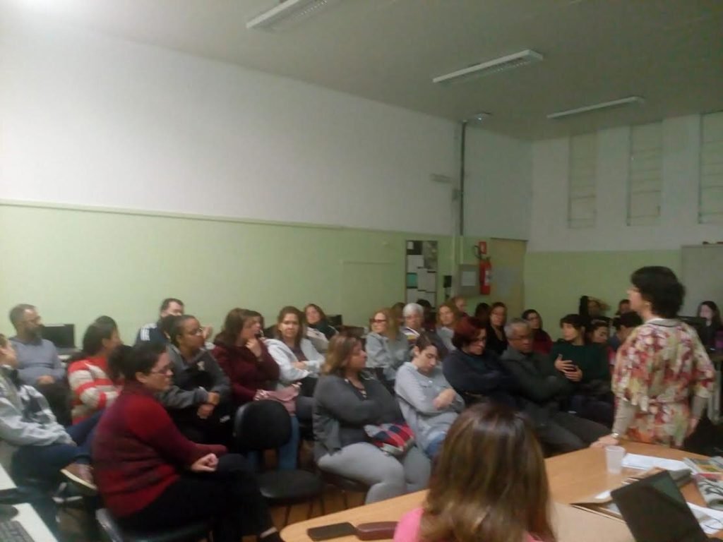 Ana Lúcia Sesso ministra palestra em uma biblioteca de São Paulo para professores do ensino fundamental 2 e do ensino médio.