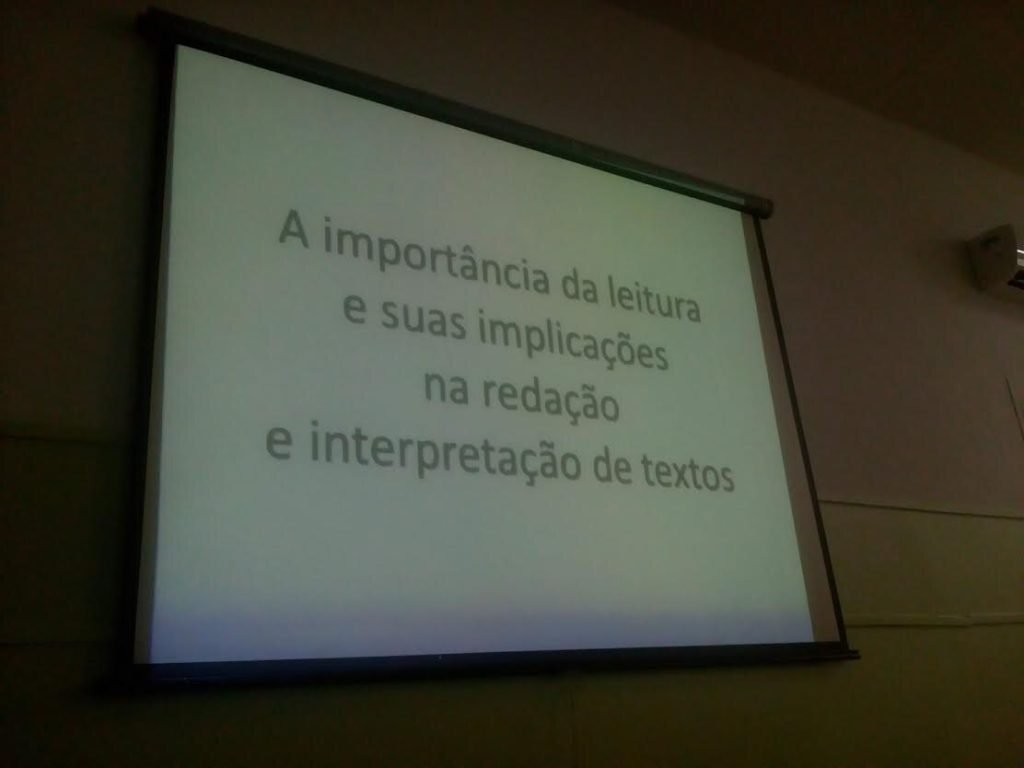 Tela com o tema da palestra de Ana Lúcia Sesso sobre a importância da leitura na redação e interpretação de textos.